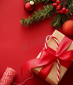 圣诞节准备、节礼日和节日送礼、圣诞工艺纸和红色背景礼品盒丝带作为包装工具和装饰品，DIY 礼物作为假日平铺
