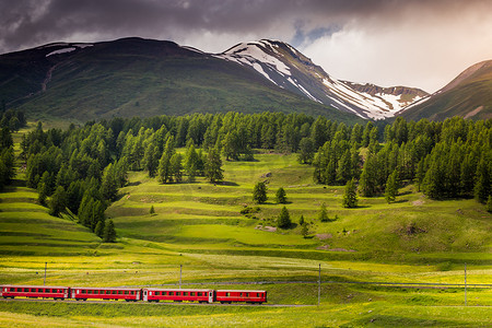瑞士恩嘎丁圣莫里茨高山景观的红色火车