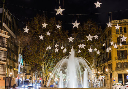 切除术摄影照片_西班牙马略卡岛帕尔马市的节日圣诞彩灯