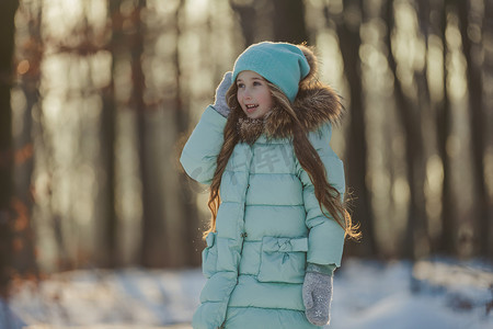 白雪皑皑的森林里的女孩