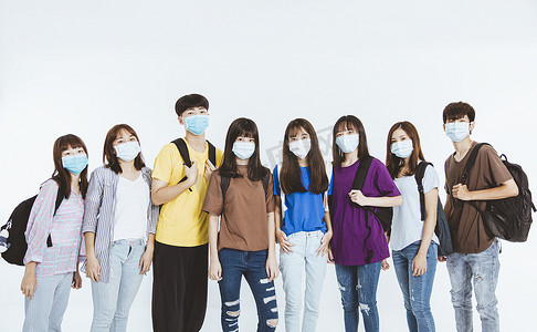 戴着医用防护口罩的年轻学生群体站在一起