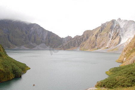 潘塔纳尔摄影照片_菲律宾三描礼士省皮纳图博火山口湖