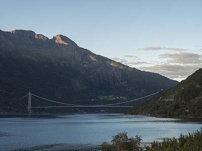 亚连摄影照片_哈当厄尔大桥横跨峡湾的景观 哈当厄尔峡湾连接着挪威的乌伦斯旺和乌尔维金。