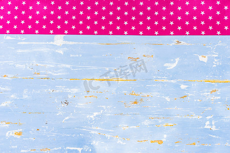 背景粉色边框摄影照片_蓝色木质背景与粉红色星形织物边框