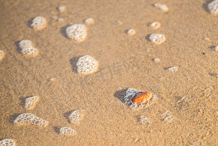沙滩上有卵石和海浪的浪花