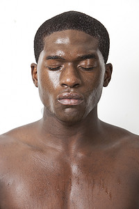 赤裸上身的年轻非洲裔美国男子在白色背景中出汗