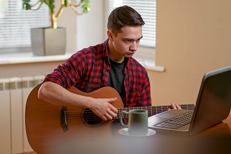 在线学习弹吉他的年轻人