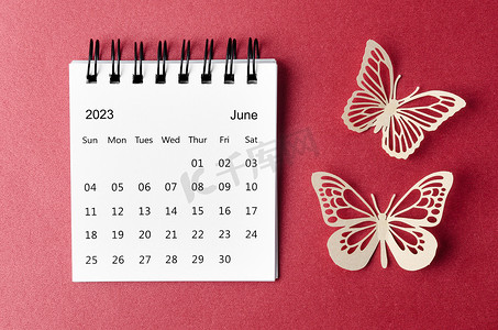 2023 年 6 月台历，供组织者计划和提醒，红色背景上有蝴蝶。