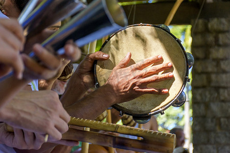 铃鼓和其他通常乡村打击乐器