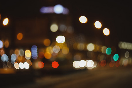 城市周围的五颜六色的灯光移动着，被运动模糊了。