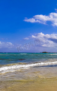 水墨天空摄影照片_热带加勒比海滩清澈的绿松石水墨西哥普拉亚德尔卡门。