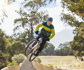 健身跳摄影照片_山地自行车男子、空气坡道和户外头盔、极限运动和健身、速度和训练的重点。
