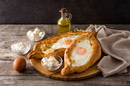 木桌上传统的阿扎尔格鲁吉亚哈恰普里，配有奶酪和鸡蛋