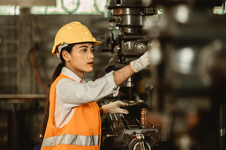 年轻女性参加工人在金属工厂工作场所快乐工作的工作工程师修理维护重工业机器。