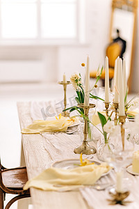 美丽的餐桌布置，彩色背景上有新鲜的向日葵，有文字空间。美丽的复活节餐桌布置，室内有花卉装饰