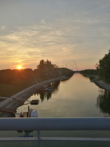 从桥上拍摄的杰尔日落