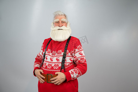 老人打扮成白色背景的圣诞老人。