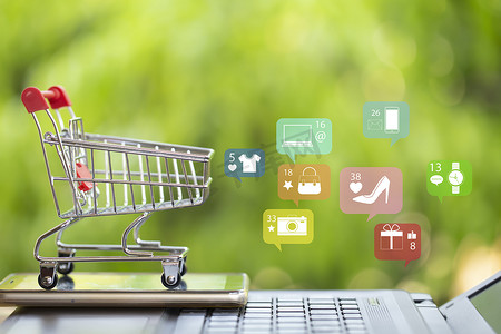 在线营销和支付概念：带有 smartph 的购物车在线营销和支付概念：带有智能手机的购物车在笔记本电脑上以及图标在线购物和社交媒体网络。