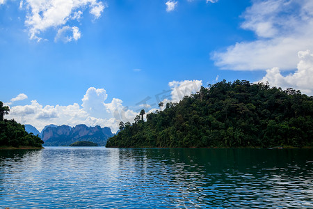 泰国晴朗的一天，Cheo Lan 湖。