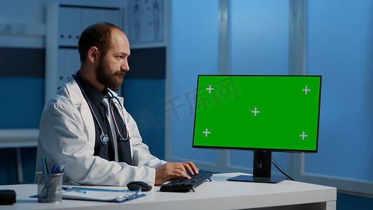 全科医生使用绿屏色度键模板在计算机上输入医疗专业知识