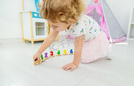 一个孩子正在玩一列由数字组成的火车。