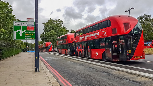 英国伦敦 — 2020年7月8日：现代红色双层巴士在伦敦市中心等待人们