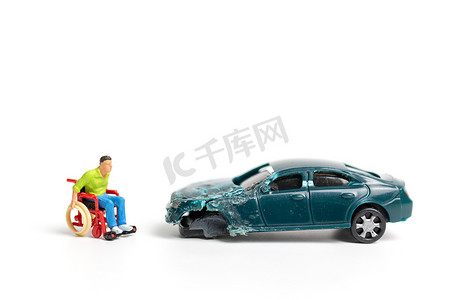 车祸现场摄影照片_微型人物：事故现场，白色背景的车祸