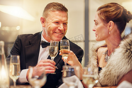 新年目标摄影照片_在豪华活动中庆祝目标、成就或新年的派对上的成功、祝酒或幸福的情侣。