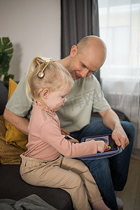 植入人工耳蜗的聋哑女童学习听到声音并与父亲一起玩耍 — 人工耳蜗植入手术和康复概念后的康复