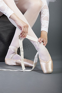 尖头的摄影照片_女芭蕾舞演员系足尖鞋的低段