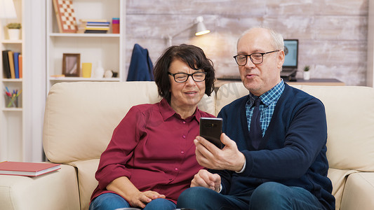 老人和妇女使用智能手机进行视频通话