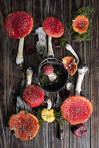 木鹅摄影照片_木桌上美丽的橙红飞木耳，蘑菇秋收
