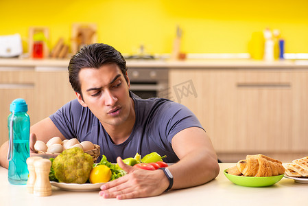 男人在健康和不健康食物之间做出艰难选择