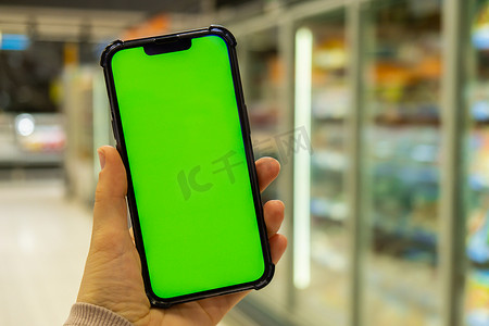 手机色度键散焦冷冻食品冰箱背景。