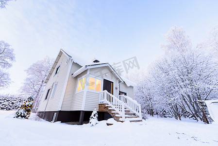 冬天森林里的房子被大雪覆盖
