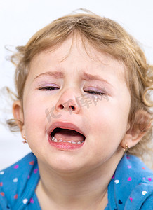孩子哭着泪流满面的女孩。