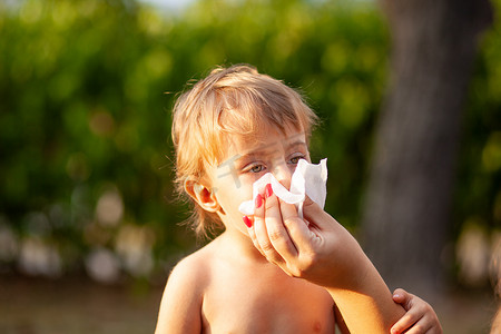 用湿纸巾清洁宝宝的鼻子和脸