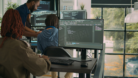 应用程序软件开发人员在计算机上输入机器学习应用程序代码
