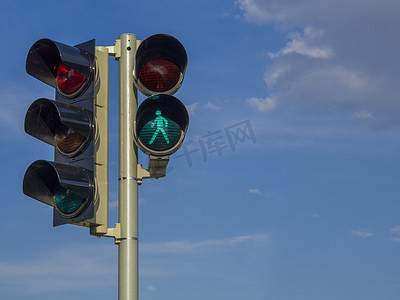 交通灯-信号灯-绿色行走人物木偶