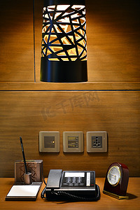 帕西格的马可波罗酒店电话、闹钟和书桌上的灯，