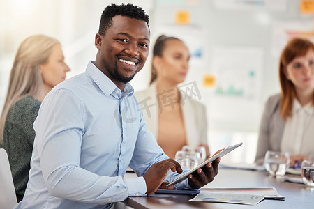 黑人、平板电脑和业务、会议和协作、数字营销公司和搜索引擎优化的规划和策略。