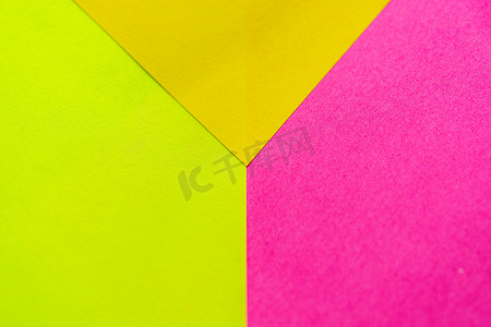 背景中排列的黄色、绿色和粉色纸图案