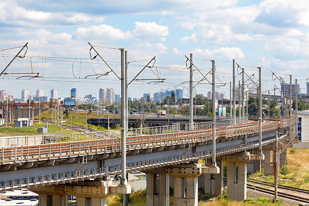 强大的多层铁路网络，以城市景观为背景，设有弯道和天桥。