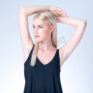 女人皮肤摄影照片_风度翩翩的女人抬起腋窝，显示腋下干净卫生。