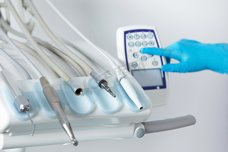 工具器械摄影照片_牙医办公室里不同的牙科器械和工具