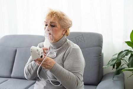 患病的老年妇女患有病毒感染或流感、呼吸困难、哮喘。