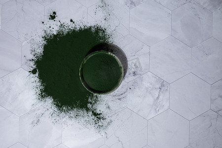 功能食品摄影照片_碗中的蓝绿藻小球藻和螺旋藻粉。