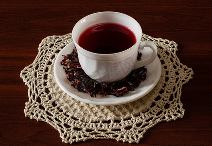 桌卡卡通摄影照片_木桌上有干花的卡卡德红茶杯
