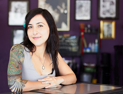 商店里的纹身、肖像或带有艺术设计、前卫或独特创意风格的手臂袖子的女性。