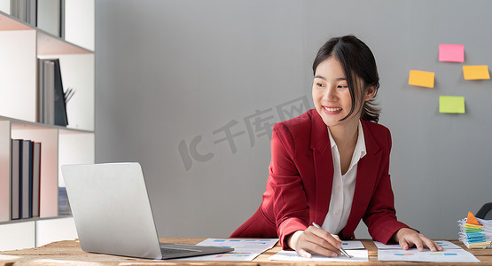 女商人会计师或财务专家在公司办公室分析业务报告图和财务图